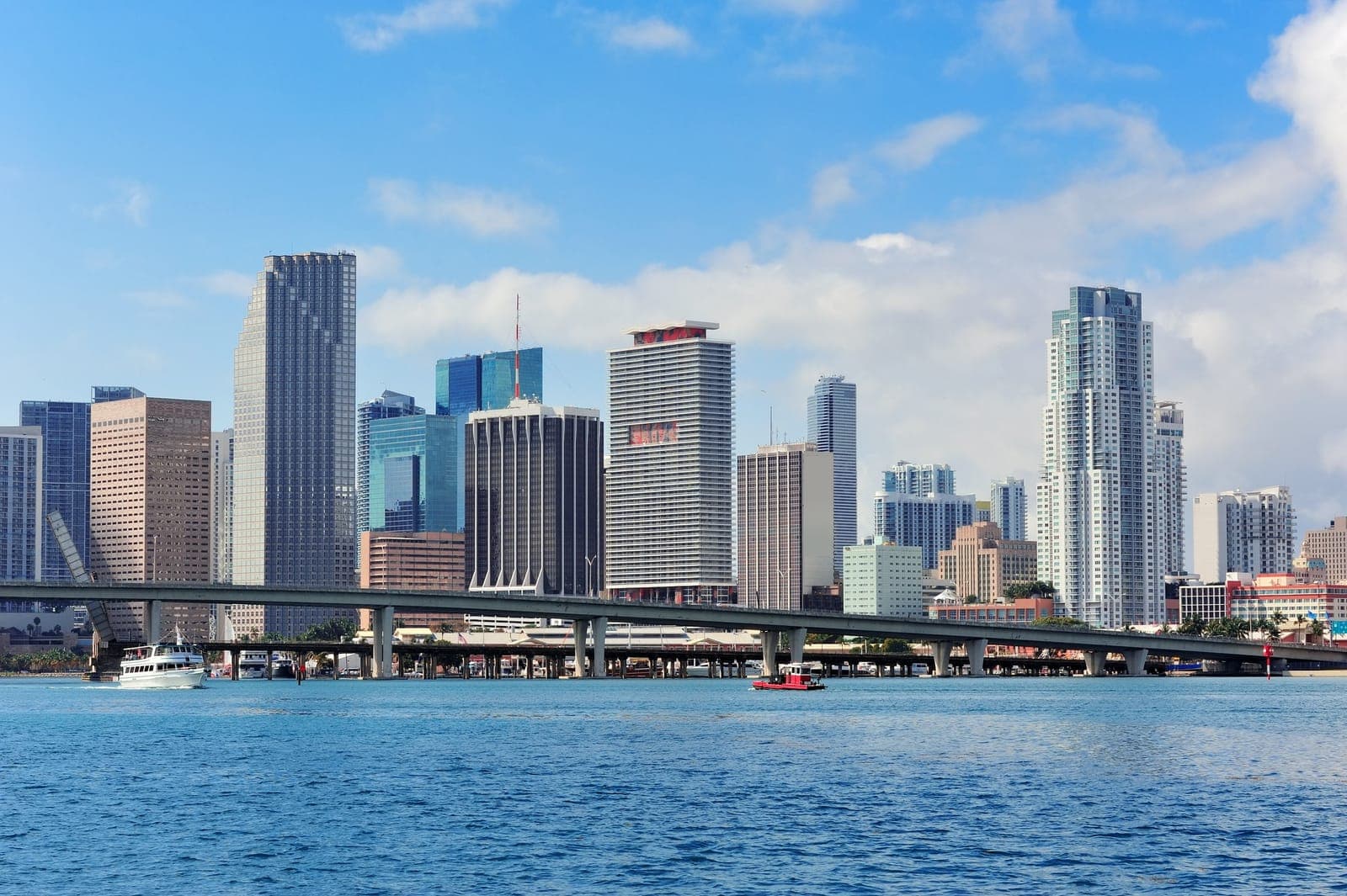 Denizden görünen Miami silueti